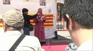 Aquest vídeo recull com es va viure Sant Jordi, al barri del Fondo de Santa Coloma de Gramenet.