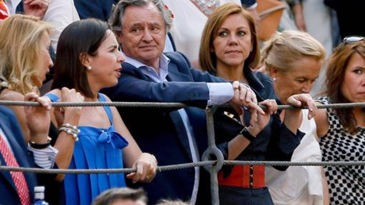 María Dolores de Cospedaly su esposo, Ignacio Lópezdel Hierro, en los toros.