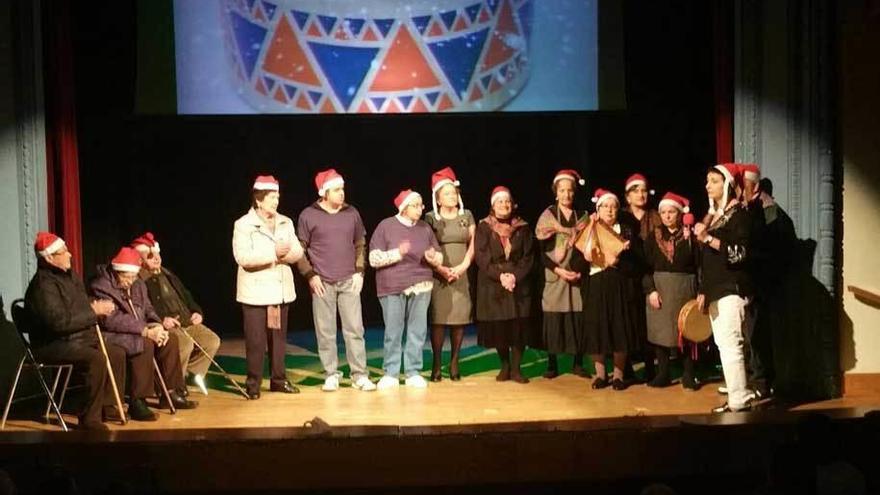 Teatro, baile y villancicos para dar la bienvenida a la Navidad en Cangas del Narcea