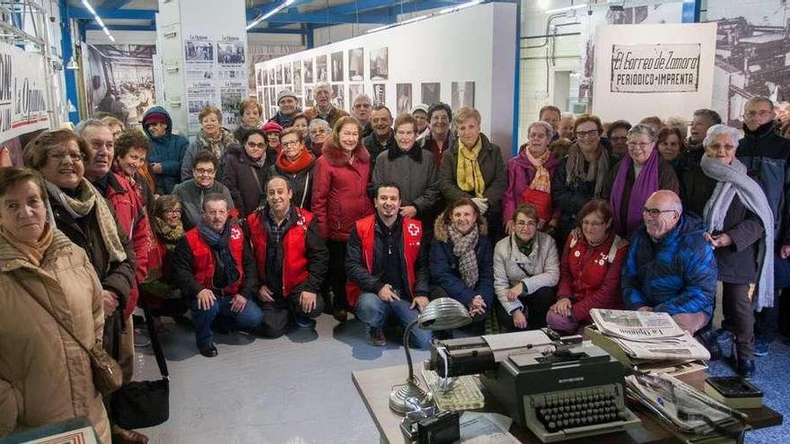 Los mayores más activos de Cruz Roja visitan la exposición del periódico