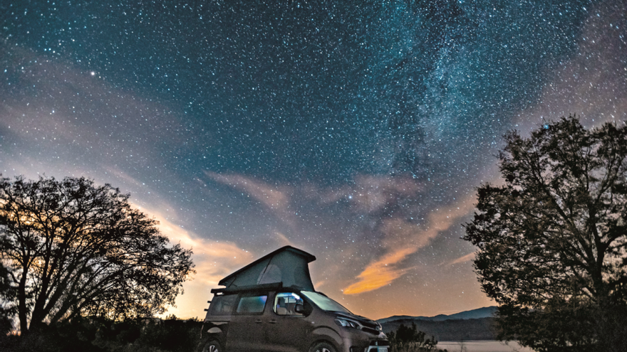 La principal ventaja de viajar en una camper es la libertad que ofrece al viajero.