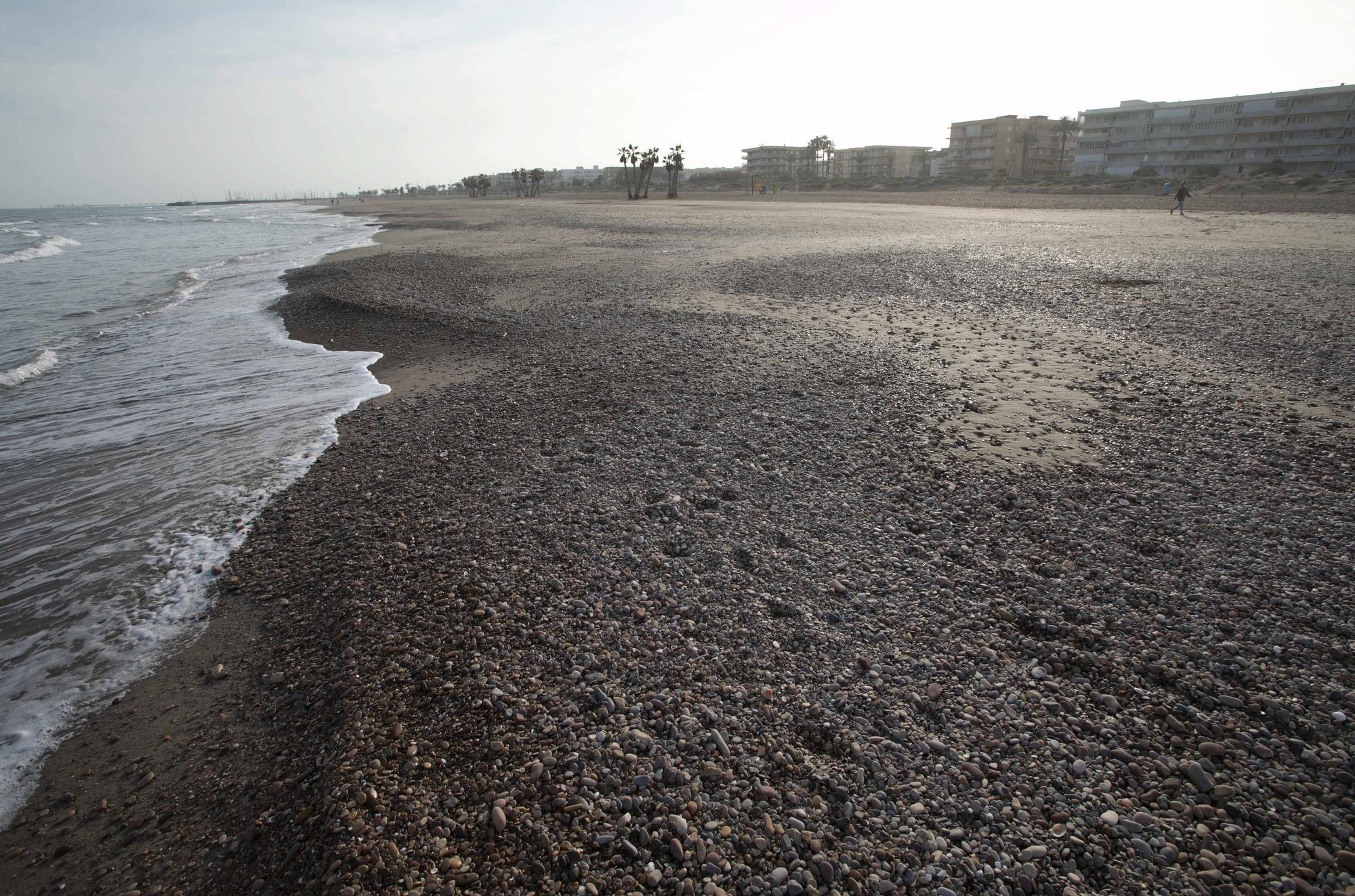 La playa de Canet d'En Berenguer con más piedras que nunca.