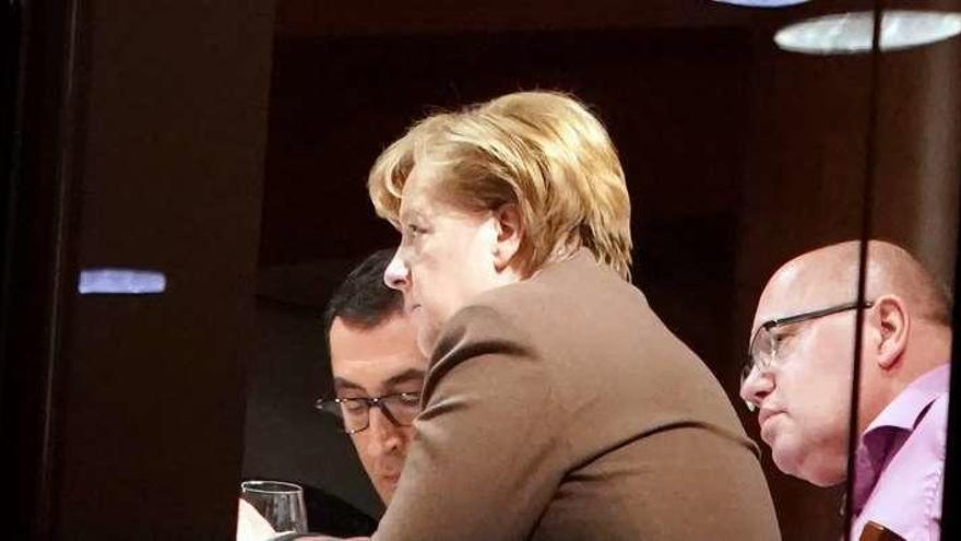 Ozdemir, Merkel y Altmaier, en una negociación. // Reuters