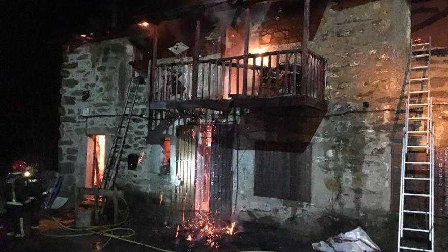 Vivienda incendiada en Trefacio