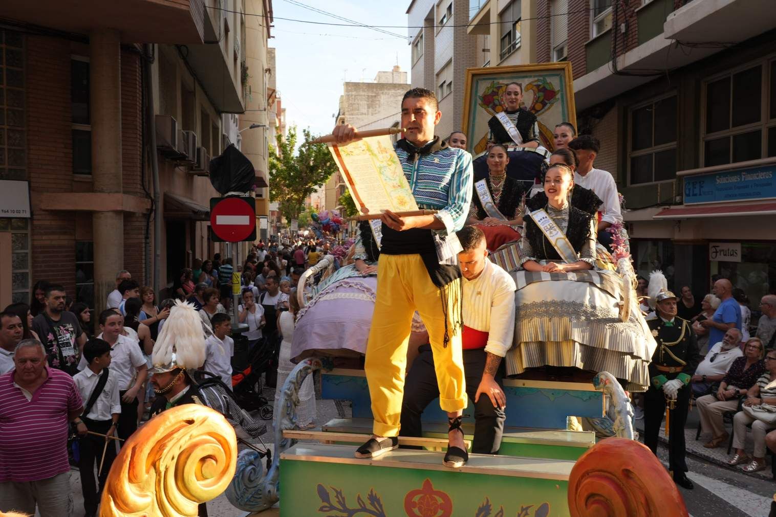 El Grau da inicio a las fiestas de Sant Pere con pólvora, bous y música