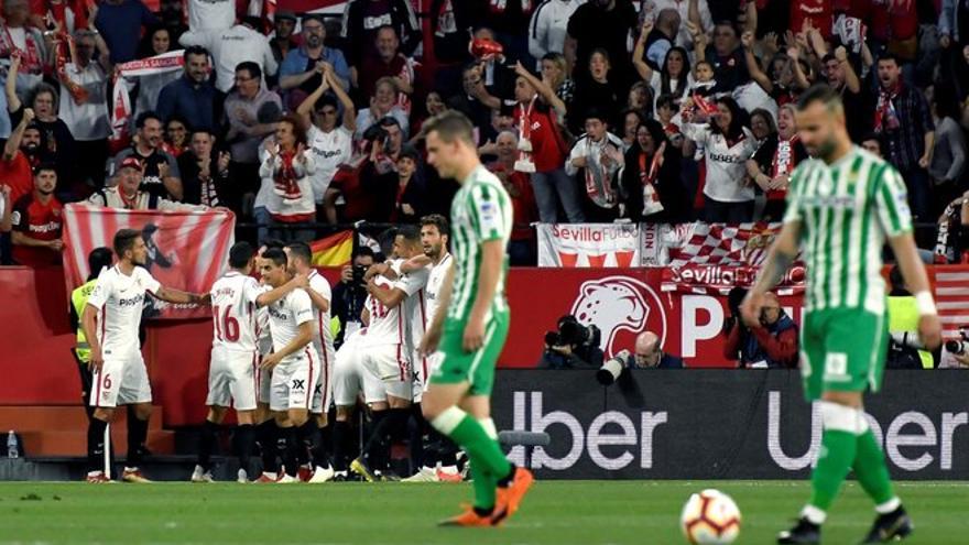 El Sevilla impone su dogma en el derbi