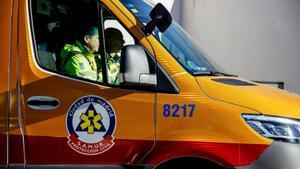 Archivo - Una ambulancia sale de la Base 0 de SAMUR - Protección Civil, en Casa de Campo