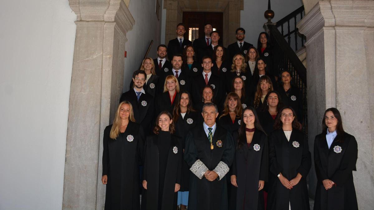 Los 28 jueces en prácticas que se incorporarán a los juzgados andaluces, junto al presidente del Tribunal Superior de Justicia de Andalucía, Ceuta y Melilla.