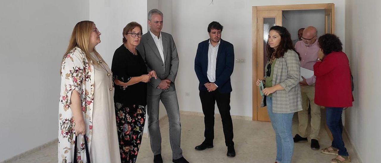 El vicepresidente, Héctor Illueca; y la acaldesa, Maria Josep Safont, visitaron las viviendas que están en buen estado.