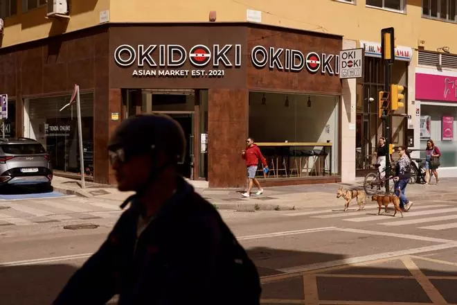 La calle Armengual de la Mota se convierte en la 'Little Asia' de Málaga