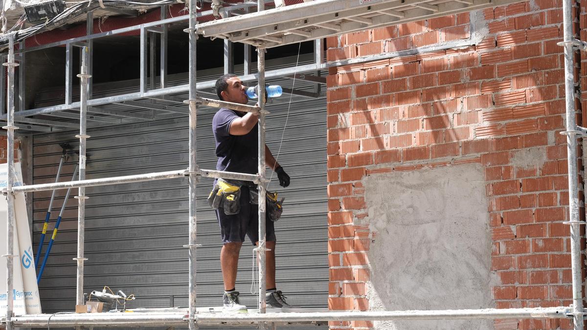 Un operario de la construcción se refresca durante un pausa en su trabajo este martes