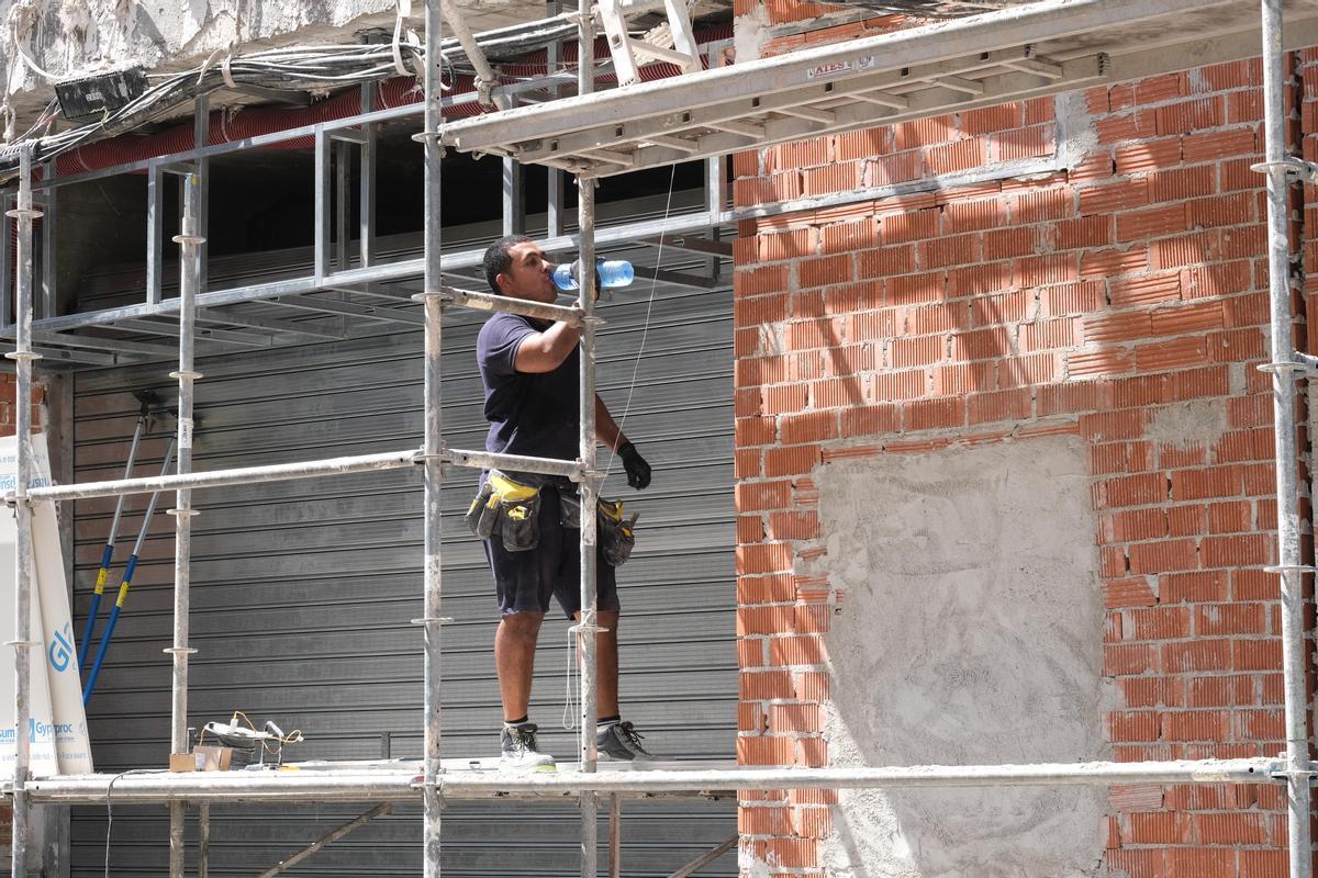 Un operario de la construcción se refresca durante un pausa en su trabajo este martes