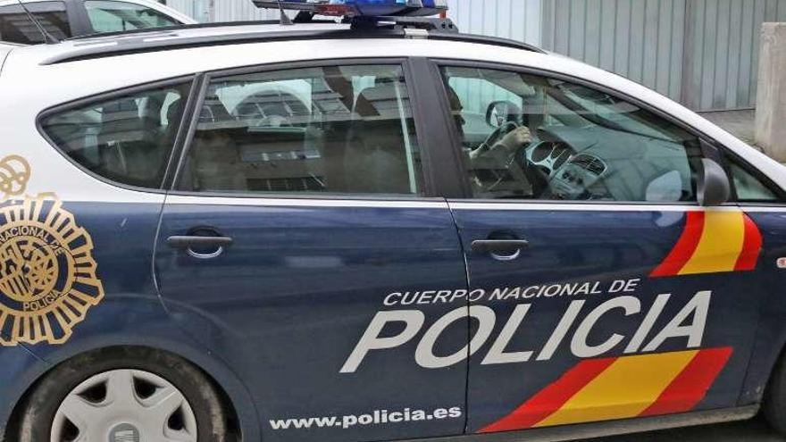 Uno de los policías imputados hace su entrada en los juzgados. // J.R.