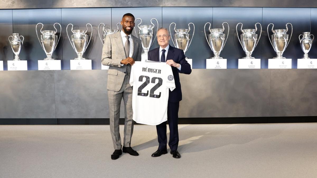 Rüdiger en su presentación sosteniendo su camiseta con el 22 a la espalda