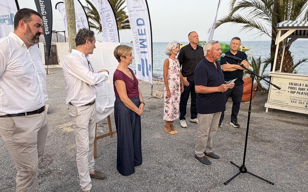 Jose Pérez Gorgoll, presidente de la Cofradia del Castell, se dirige al público en el acto de presentación del cartel anunciador del 40º Castell de l'Olla.