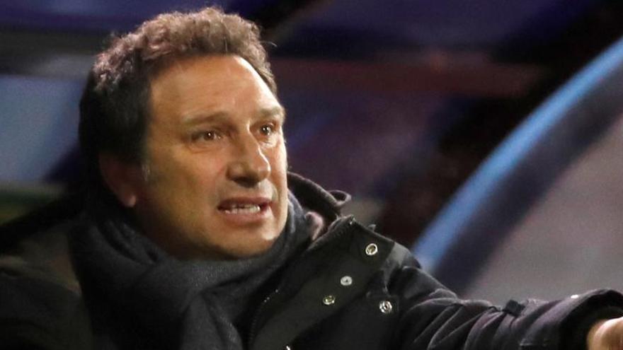 Eusebio Sacristán, donant instruccions al seu equip