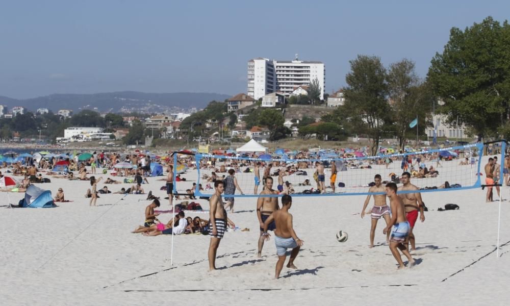 El buen tiempo anima a los bañistas en la playa de Samil