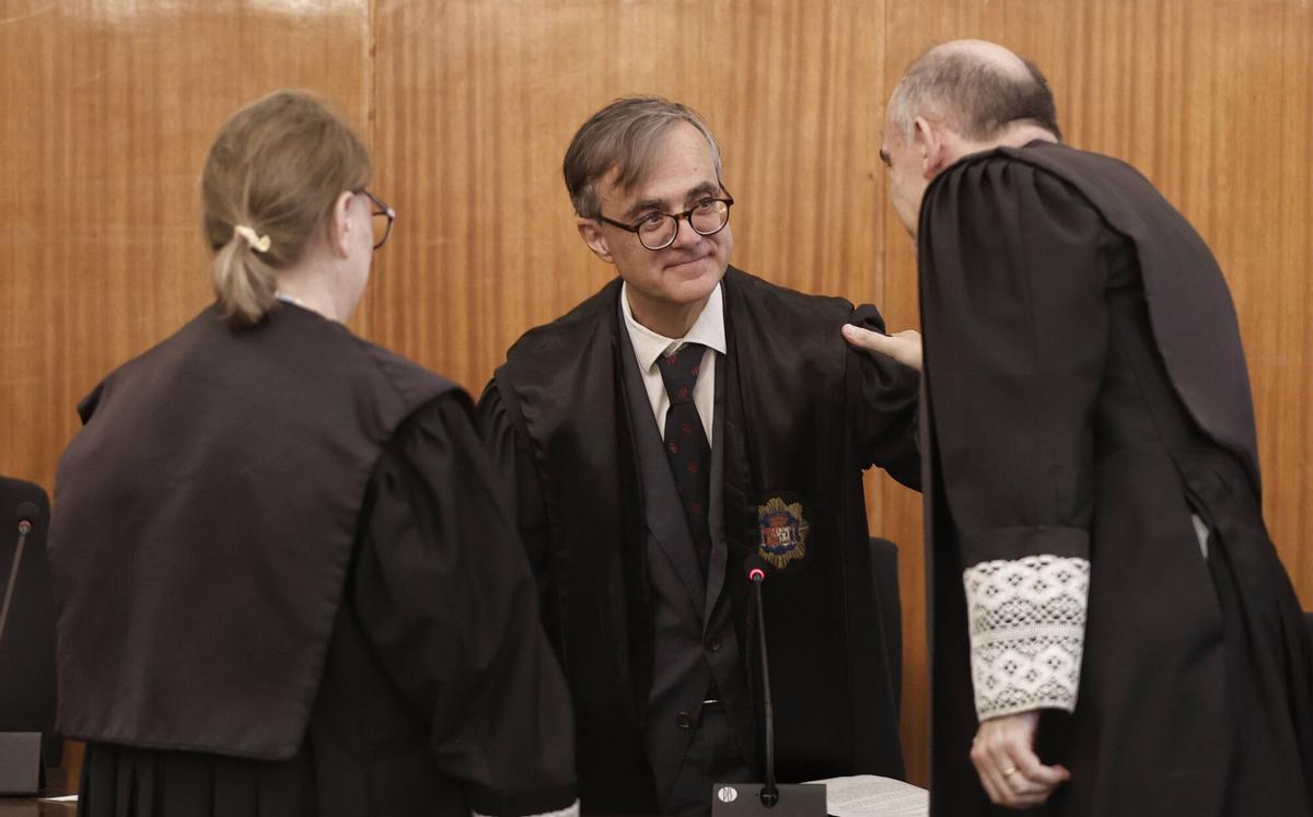 El magistrado Alejandro Roa es felicitado por sus compañeros tras su toma de posesión.