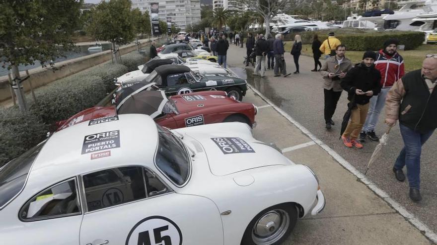 Los coches participantes estaban ayer preparados en Puerto Portals.