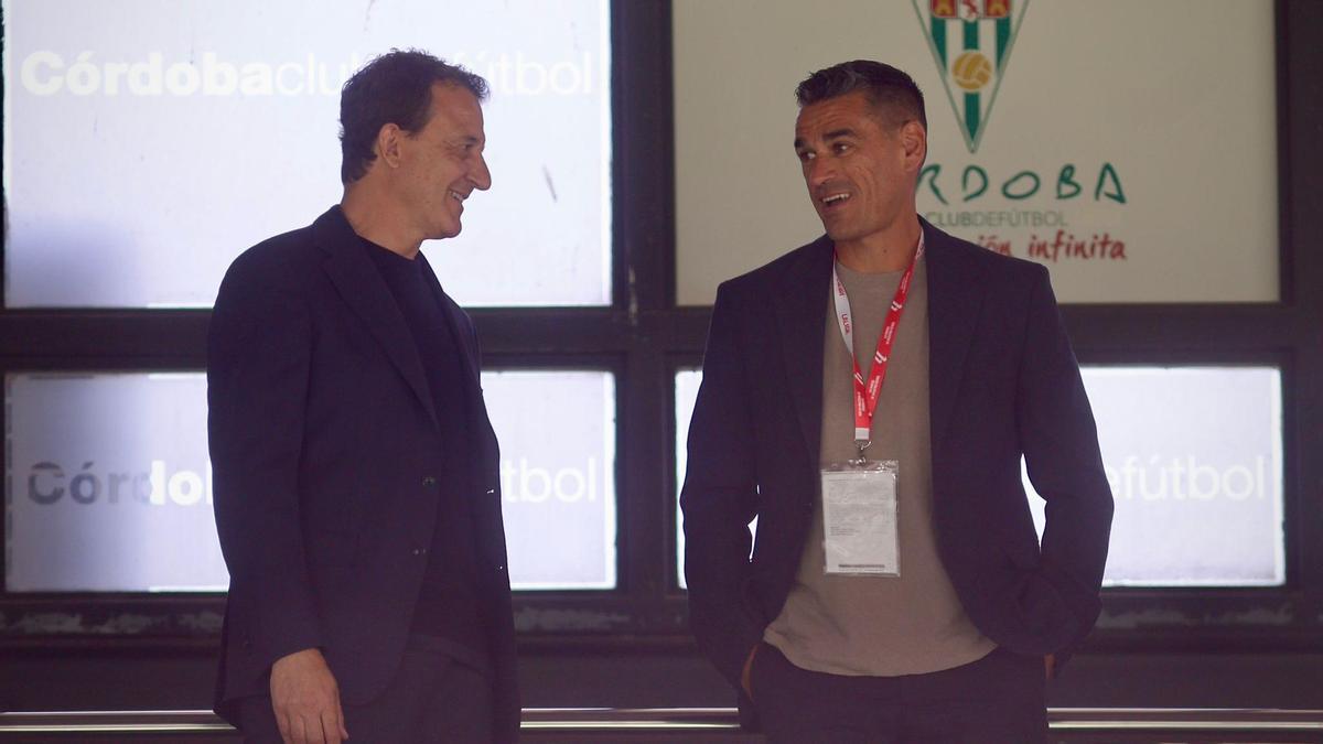 El director deportivo del Córdoba CF, Juanito, conversa con César Sánchez, asesor externo del club, en el palco de El Arcángel.