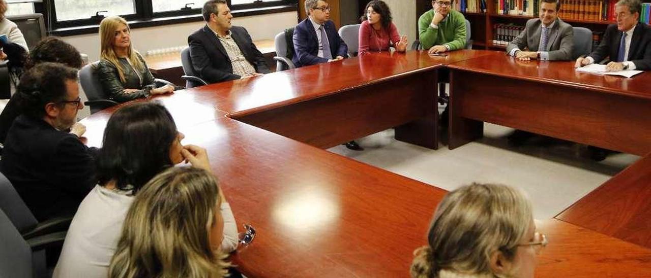 El presidente del TSXG y el juez decano (derecha), ayer, en la reunión celebrada con los magistrados de Vigo. // Alba Villar