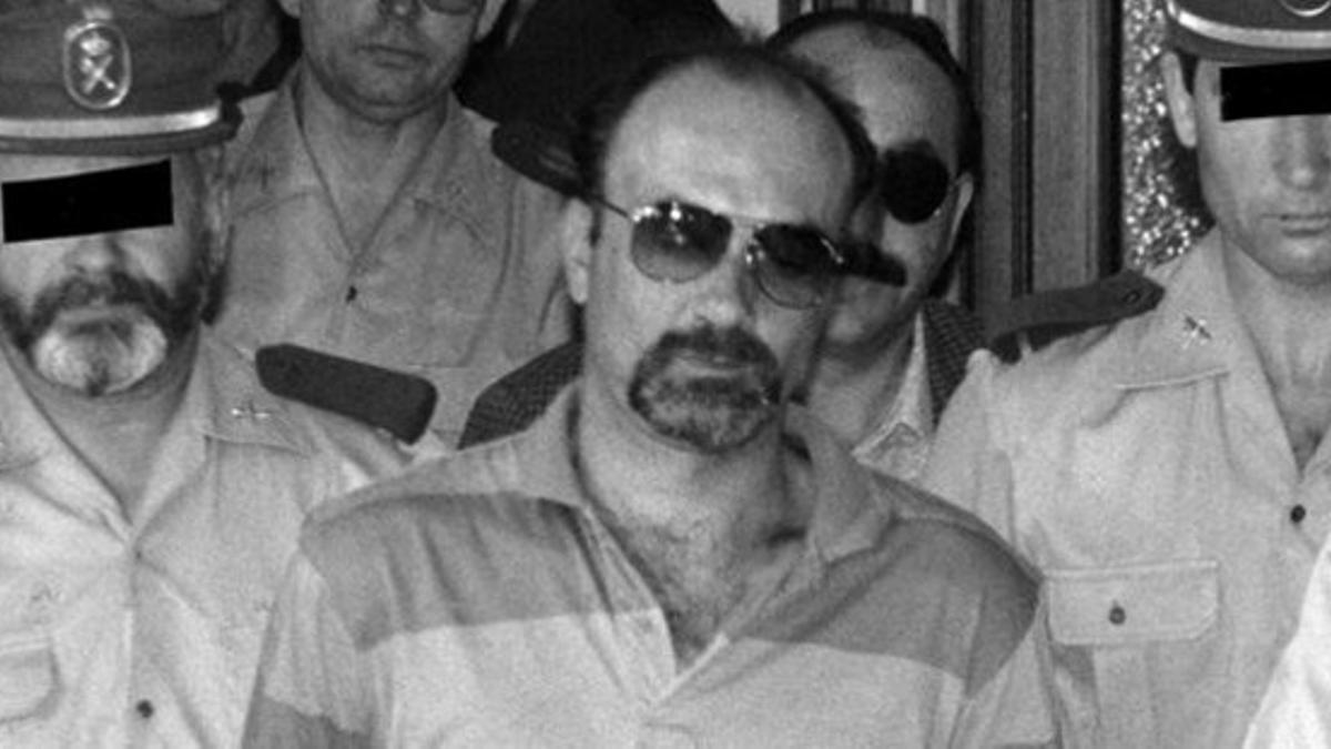 Pedro Luis Gallego, conocido como el 'violador del ascensor', mientras era conducido a los juzgados en julio de 1994.