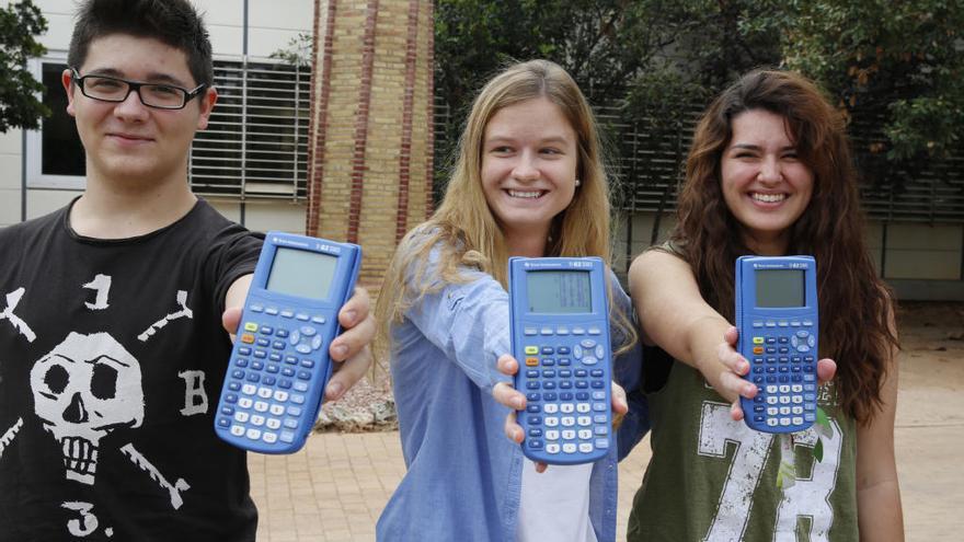 Tres jóvenes con las calculadoras gráficas con las que se les vetó hacer la PAU en 2014 en la UPV.