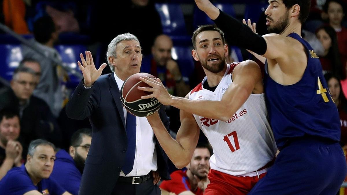 Pesic sigue desde la banda una acción de Tomic y Hervelle en el partido de su regreso al Palau