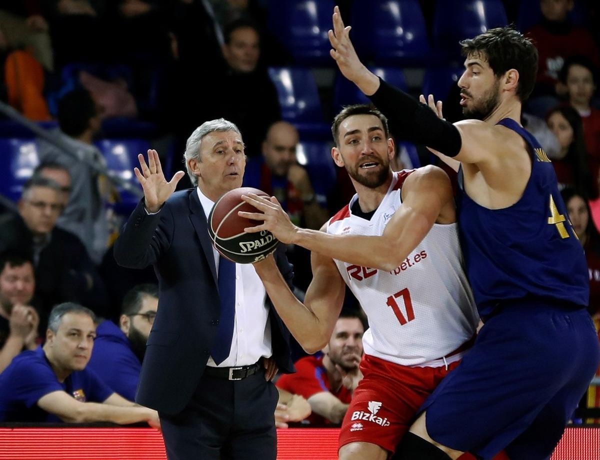 GRAF9290. BARCELONA (ESPAÑA), 11/02/2018.-El nuevo entrenador del FC Barcelona Lassa, el serbio Svetislav Pesic (i), imparte órdenes en presencia de Alex Hervelle (c), del Retabet Bilbao Basket y Ante Tomic (d), del FC Barcelona Lassa, durante el partido de la Liga Endesa ACB de basket jugado este mediodía en el Palau Blaugrana. EFE/ Andreu Dalmau