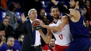 Pesic sigue desde la banda una acción de Tomic y Hervelle en el partido de su regreso al Palau  