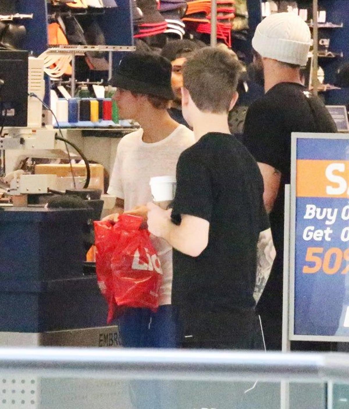 Justin Bieber y su amigo en una tienda del centro comercial