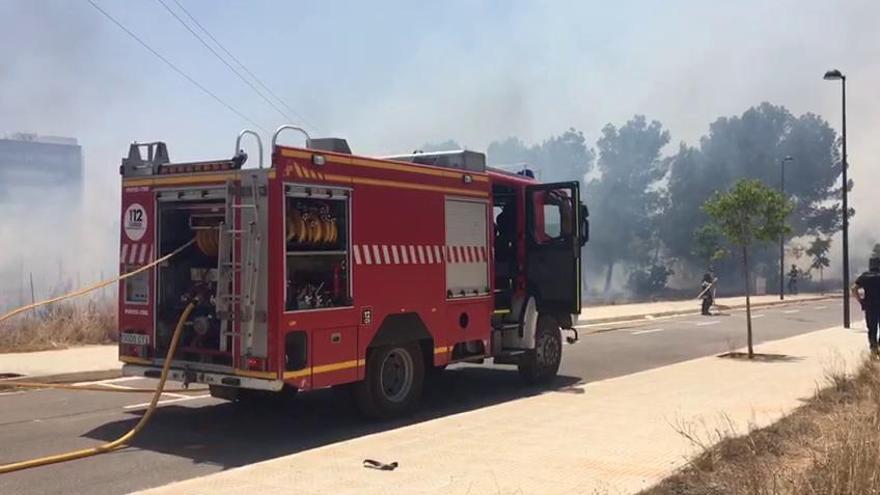 Declarado un incendio en una zona de matorral en Platja d'en Bossa