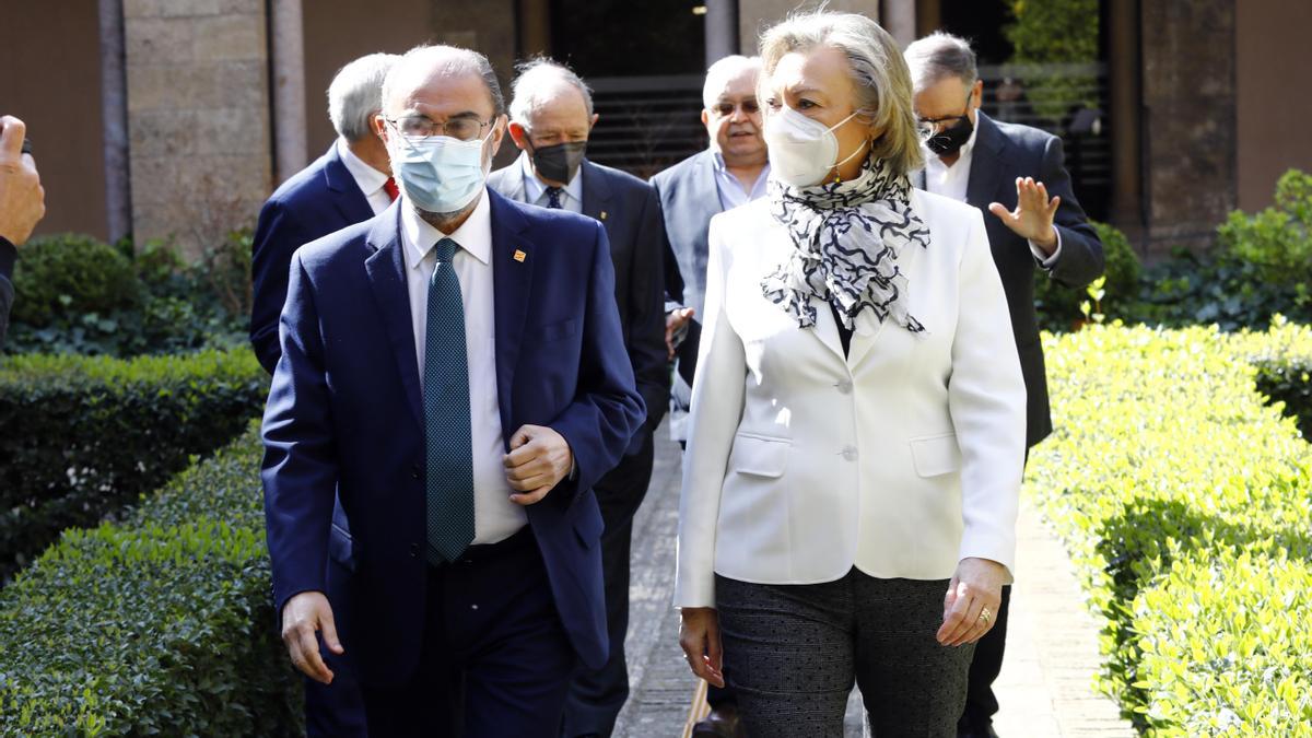 Javier Lambán y Luisa Fernanda Rudi, los dos últimos presidentes de Aragón, caminan juntos en el Patio de los Naranjos de la Aljafería.