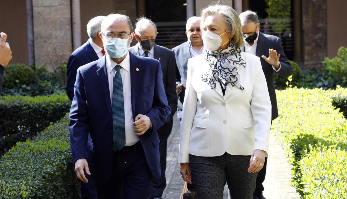 Javier Lambán y Luisa Fernanda Rudi, los dos últimos presidentes de Aragón, caminan juntos en el Patio de los Naranjos de la Aljafería.