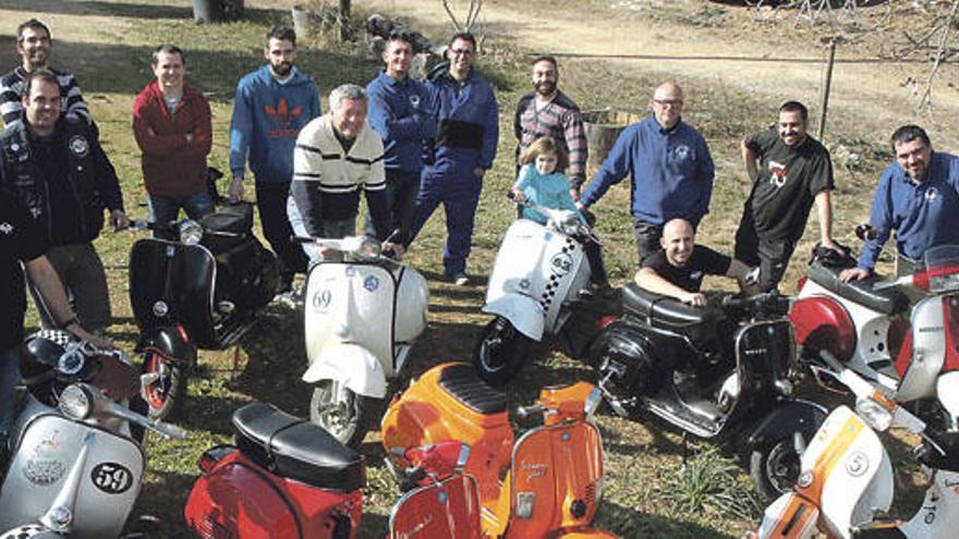 Schaut her, unsere besten Stücke: Die Vespa-Freunde treffen sich auf einer Finca bei Sencelles.