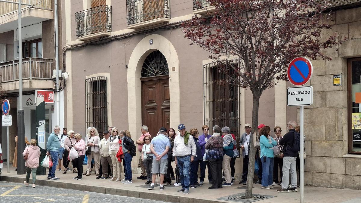 Usuarios del transporte público, muchos de ellos mayores, esperan el autobús en Xàbia