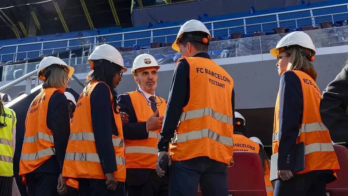 Dervishaj, hoy, en el nuevo Camp Nou, estadio del FC Barcelona, en su visita con representantes de la FIFA.