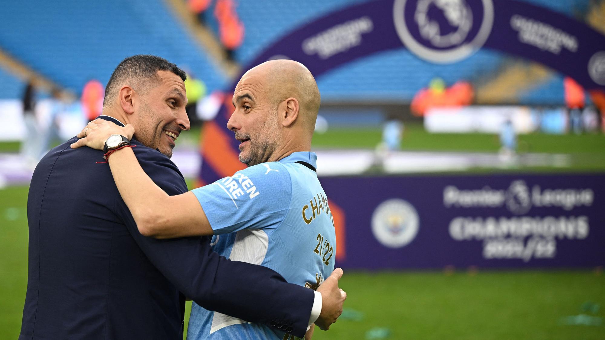 Al Mubarak, presidente del Manchester City, celebra la Premier junto a Pep Guardiola | AFP