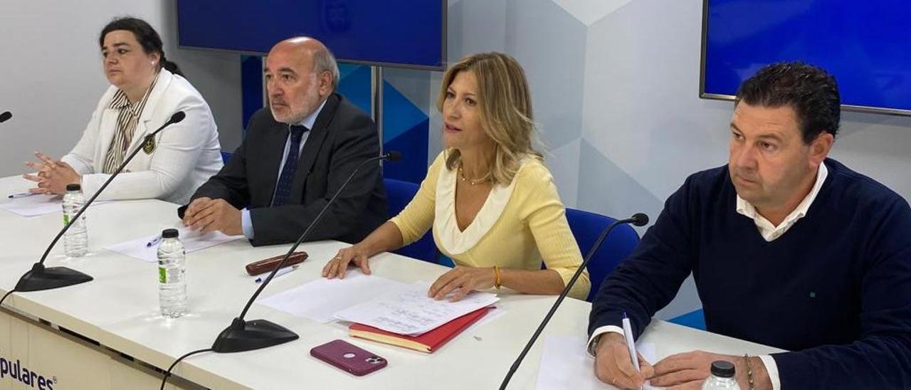 Isabel Arnas, alcaldesa de Albalate del Arzobispo; José Manuel Aranda, alcalde de Calatayud; Mar Vaquero, portavoz del PP en las Cortes; e Ignacio Herrero vicepresidente de la FAMCP y alcalde de Illueca.