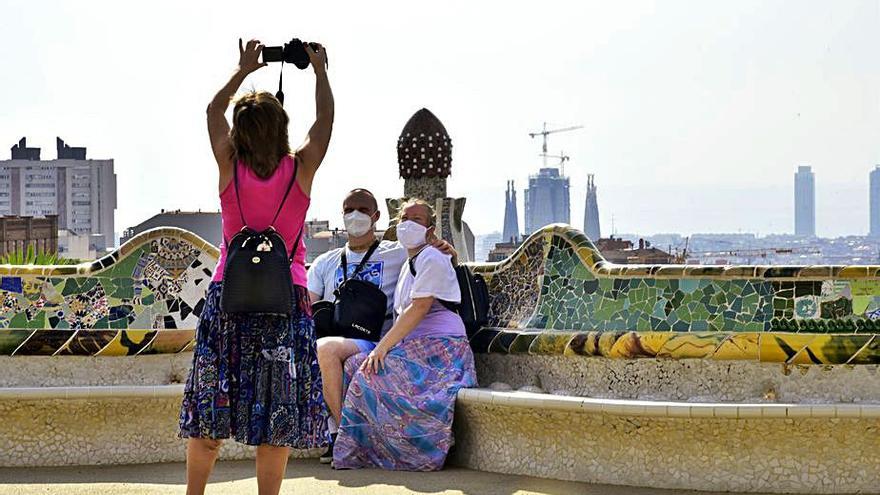 Turistas, en la plaza de la Natura del Park Güel de Barcelona.