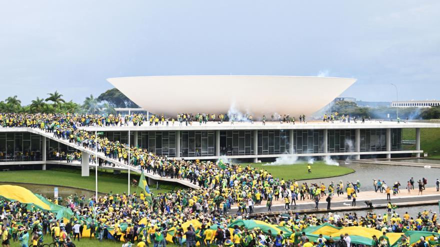 Manifestantes afines a Jair Bolsonaro toman la sede del Congreso, el Palacio de Planalto y el Tribunal Supremo Federal en Brasilia.