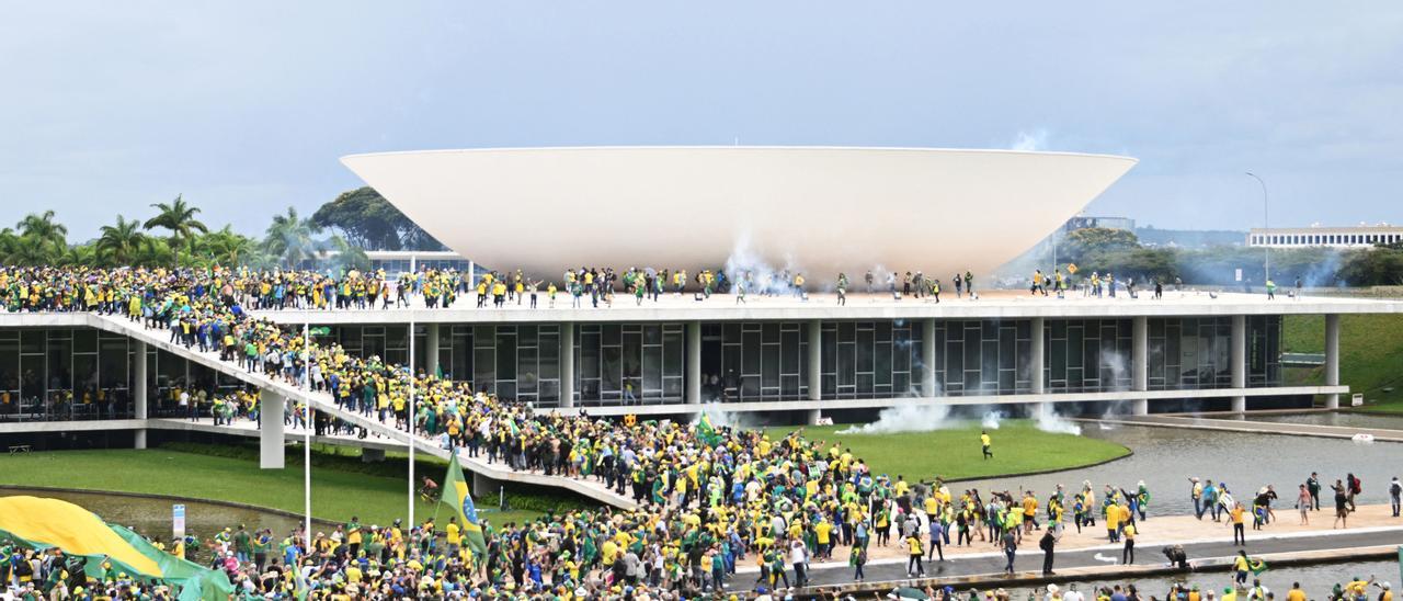 Manifestantes afines a Jair Bolsonaro toman la sede del Congreso, el Palacio de Planalto y el Tribunal Supremo Federal en Brasilia, Brasil