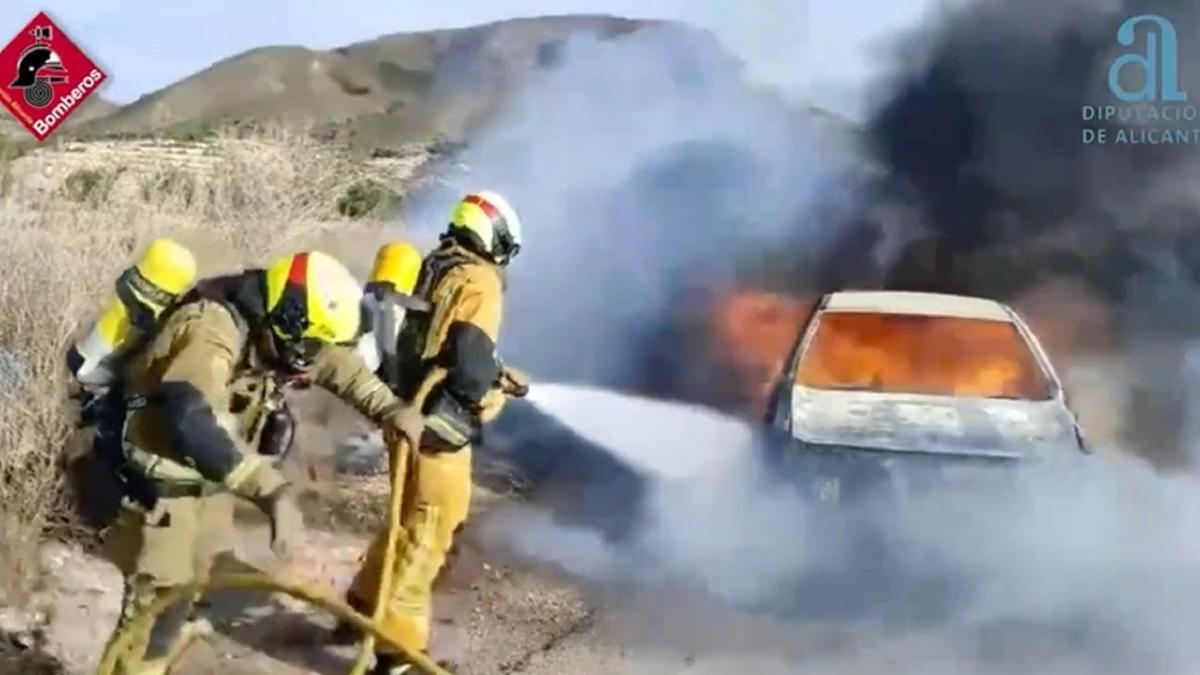 Aparatoso incendio de un coche en la carretera entre Novelda y Monóvar