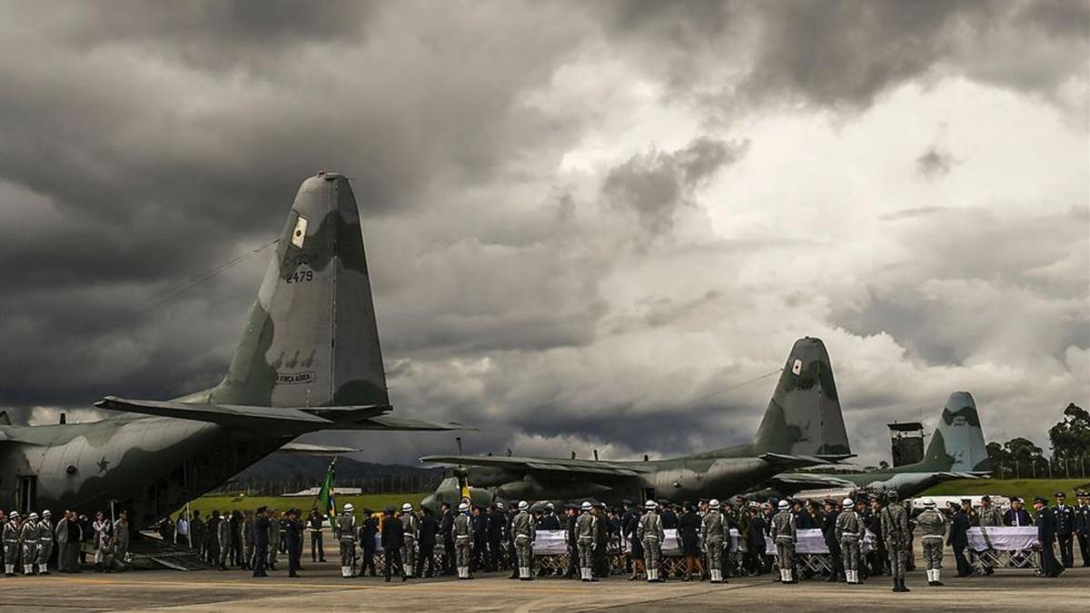 Los restos mortales de la expedición del Chapecoense partieron el viernes desde Medellín en tres aviones