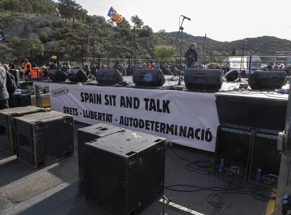 Una acció del Tsunami Democràtic talla l'AP-7 a la Jonquera