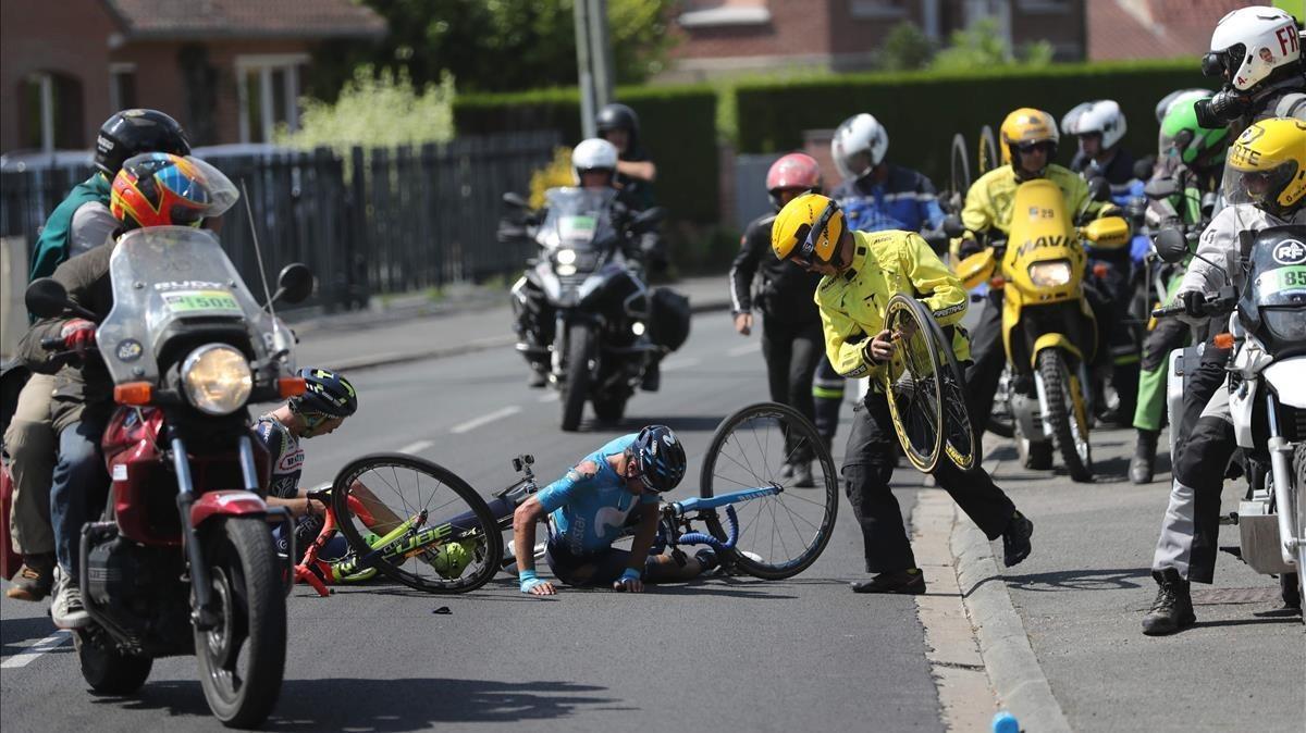 segea44326724 topshot   spain s mikel landa  c  gets assistance after cras180715172736