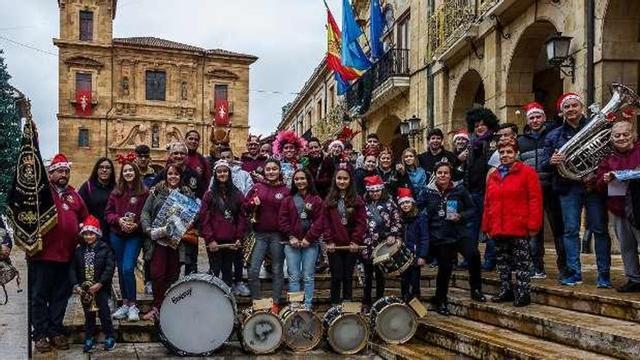 Un grupo de hermanos, en la plaza del Ayuntamiento.