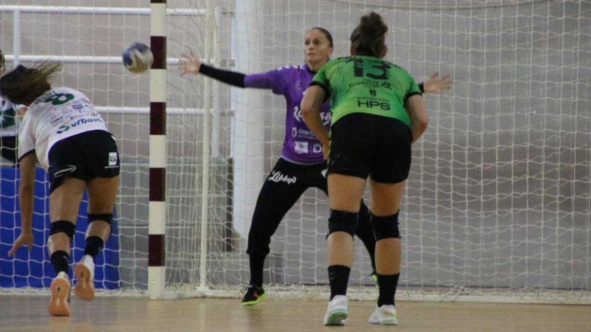Una jugadora del Elche lanza un penalti sobre la portería defendida por Silvia Navarro, que cuajó un gran partido ayer. | | BM ELCHE