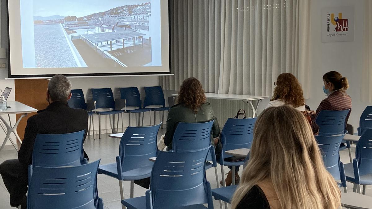 El equipo de gobierno informando a las comunidades educativas.