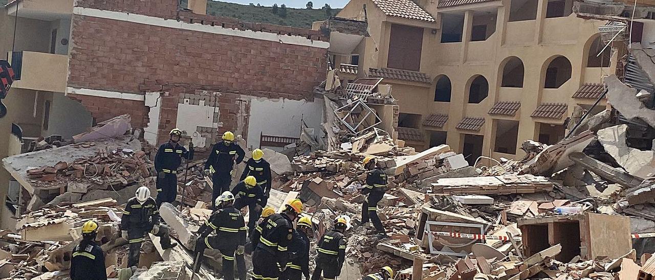 Bomberos realizan labores desescombro en el derrumbe del edificio de Peñíscola. | BOMBEROS DE LA GENERALITAT